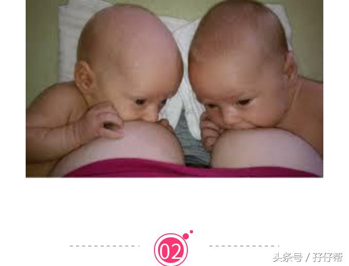 如何指导双胞胎宝宝喂奶,宝妈生双胞胎同时喂母乳怎么喂的