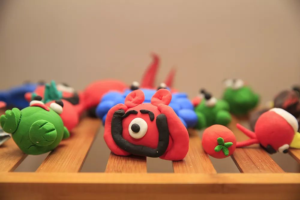 智能卫生护理机器人,自动化清洁厕所的机器人