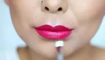 怎样涂口红不掉色方法简单,涂口红的100个小技巧