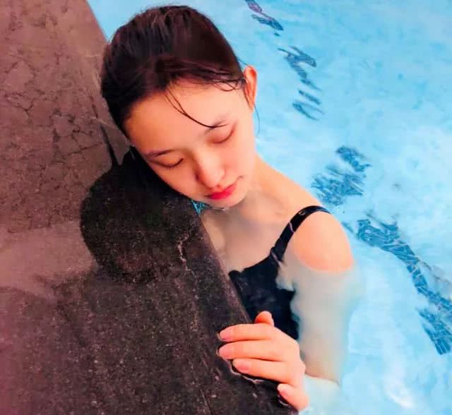 林允蓝色连体泳装,林允晒海边胶片自拍照