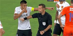 世界杯var裁判介入视频点球,var介入球点球