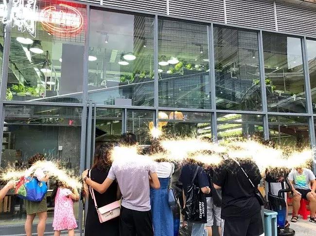 蔡澜开店：2.5小时排队换不来一生难忘的牛肉粉