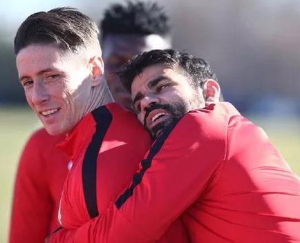 足坛令人难忘的画面,足坛温情瞬间合集