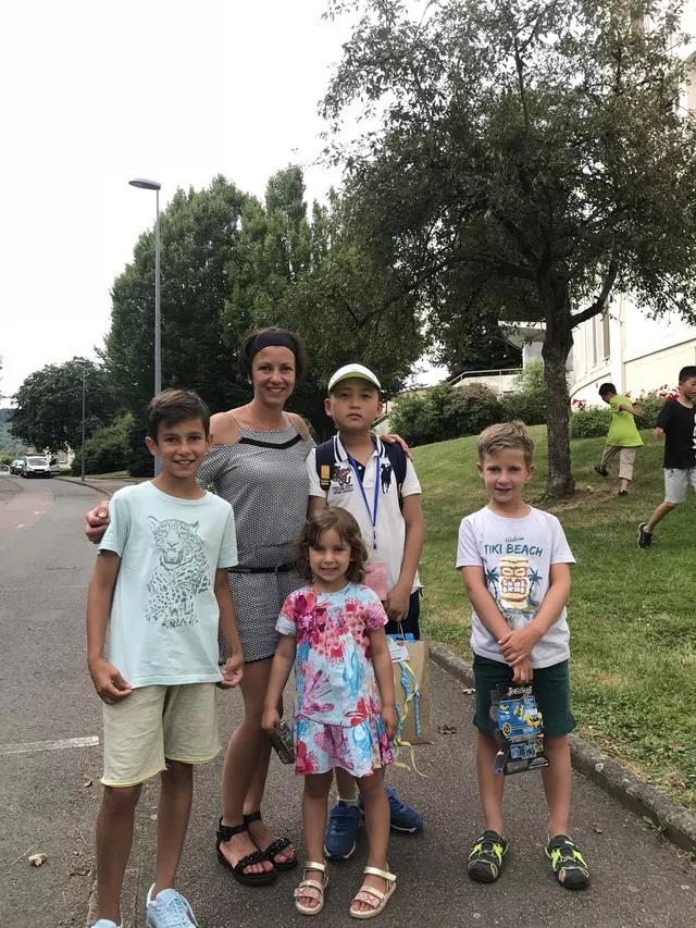 红遍整个欧坦市的草小西区学子，了解一下