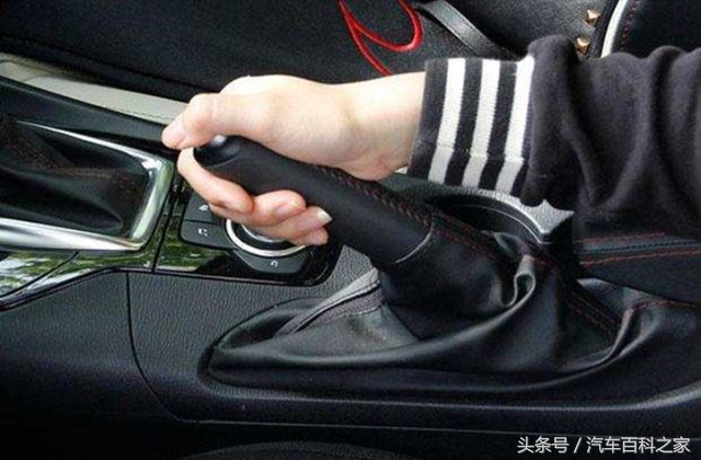 拉着手刹开车会有什么后果,带着手刹开车对车子有影响吗