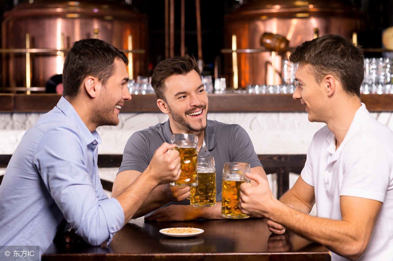 喝酒为什么会把胃喝伤,喝酒为什么会呕吐喝低度酒没事