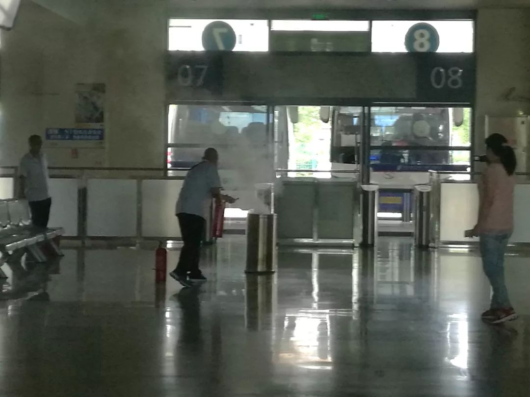 许多人不知道，在长途汽车客运站做出这些行为，不但无法乘车，还可能被带走处理