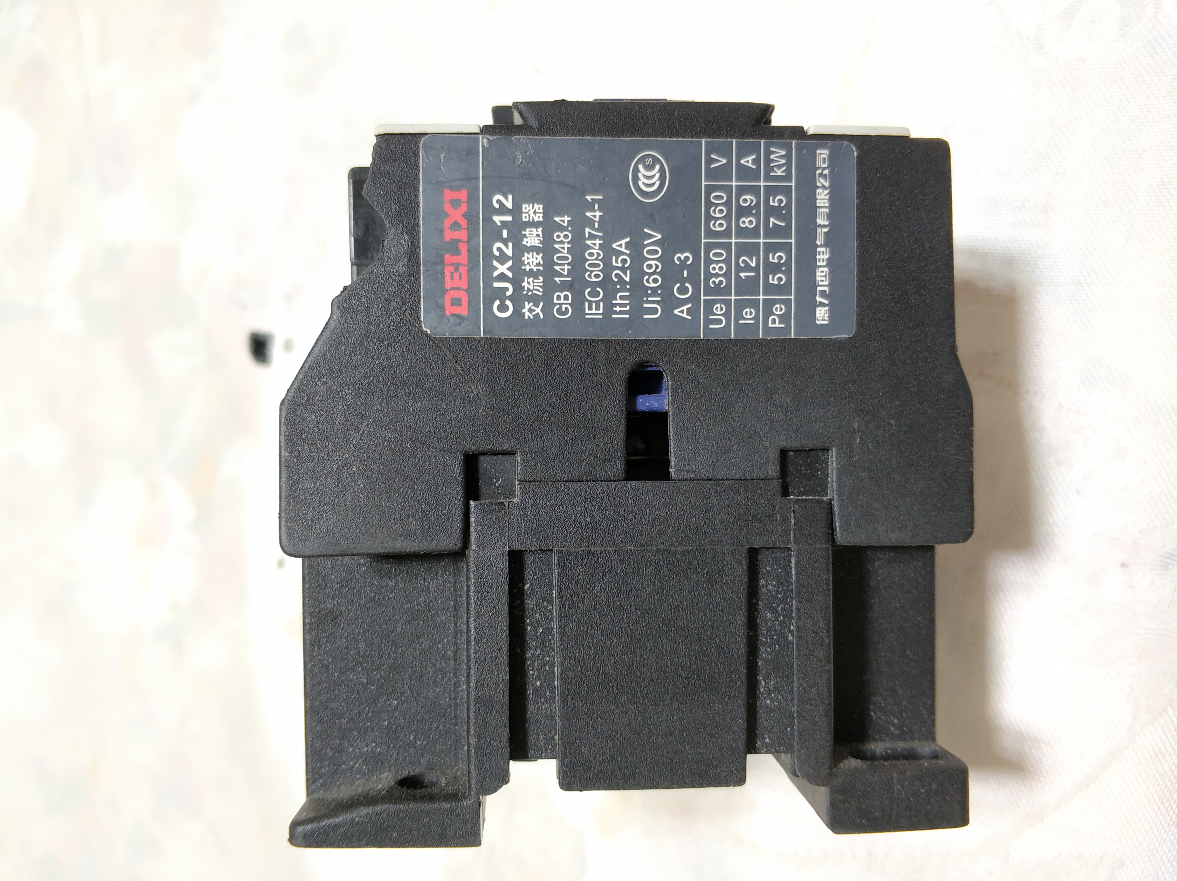 交流接触器220v和380v的铭牌咋分,交流接触器铭牌怎么看