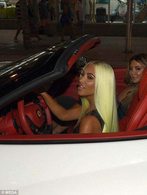 金卡戴珊穿长裙参加活动图片,金卡戴珊巴黎时装周紧身皮衣造型