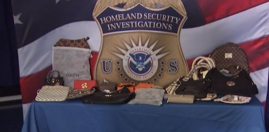 触目惊心!你去美国买的包包可能是假的!香奈儿香水是动物尿液做成的!纽约破获4.5亿美元假货案,从中国*私走**在美国正规门店卖……