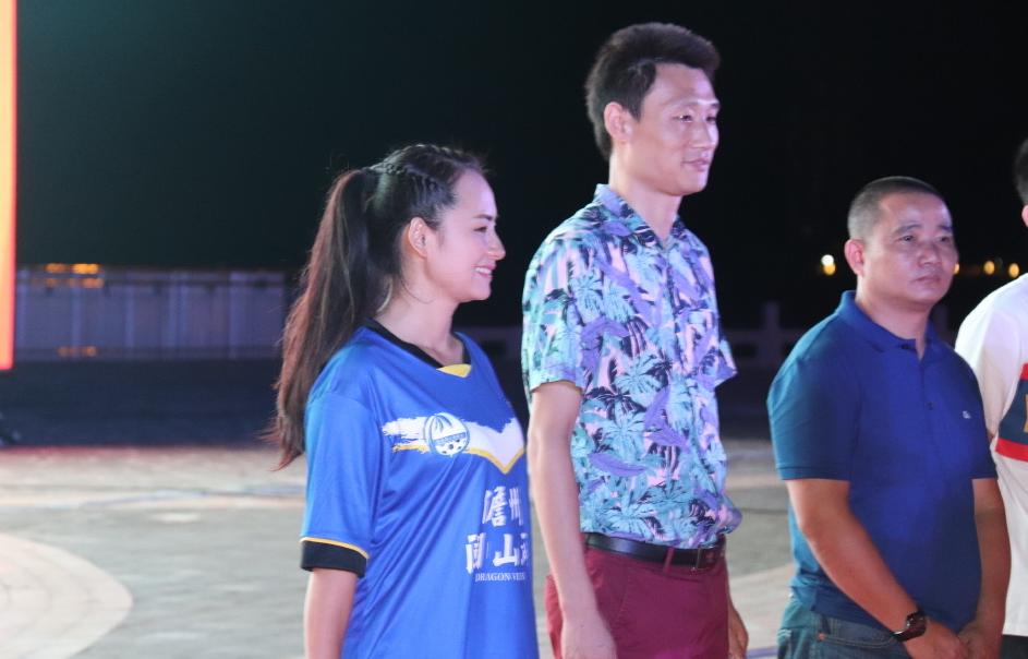 最美女球迷：奔赴千里远征，“一个人”为客队擂鼓助威！