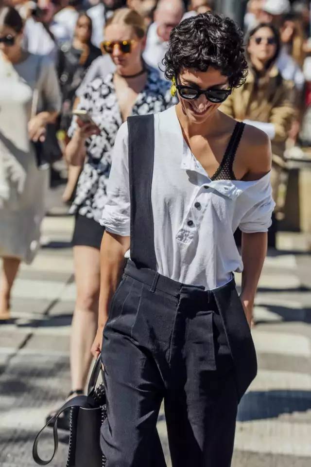 肩宽和肩窄哪个比较有福气,肩宽背影像男人