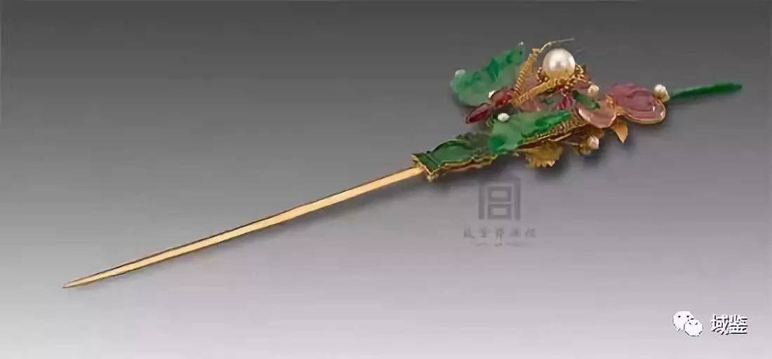 清代翡翠手镯鉴赏,钗头缀玉虫金盘