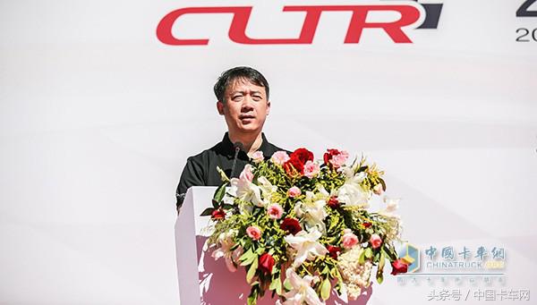 1分钟征服场地赛，百公里油耗25.36L欧曼谈“危”不色变