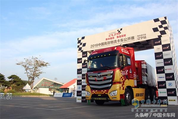 1分钟征服场地赛，百公里油耗25.36L欧曼谈“危”不色变