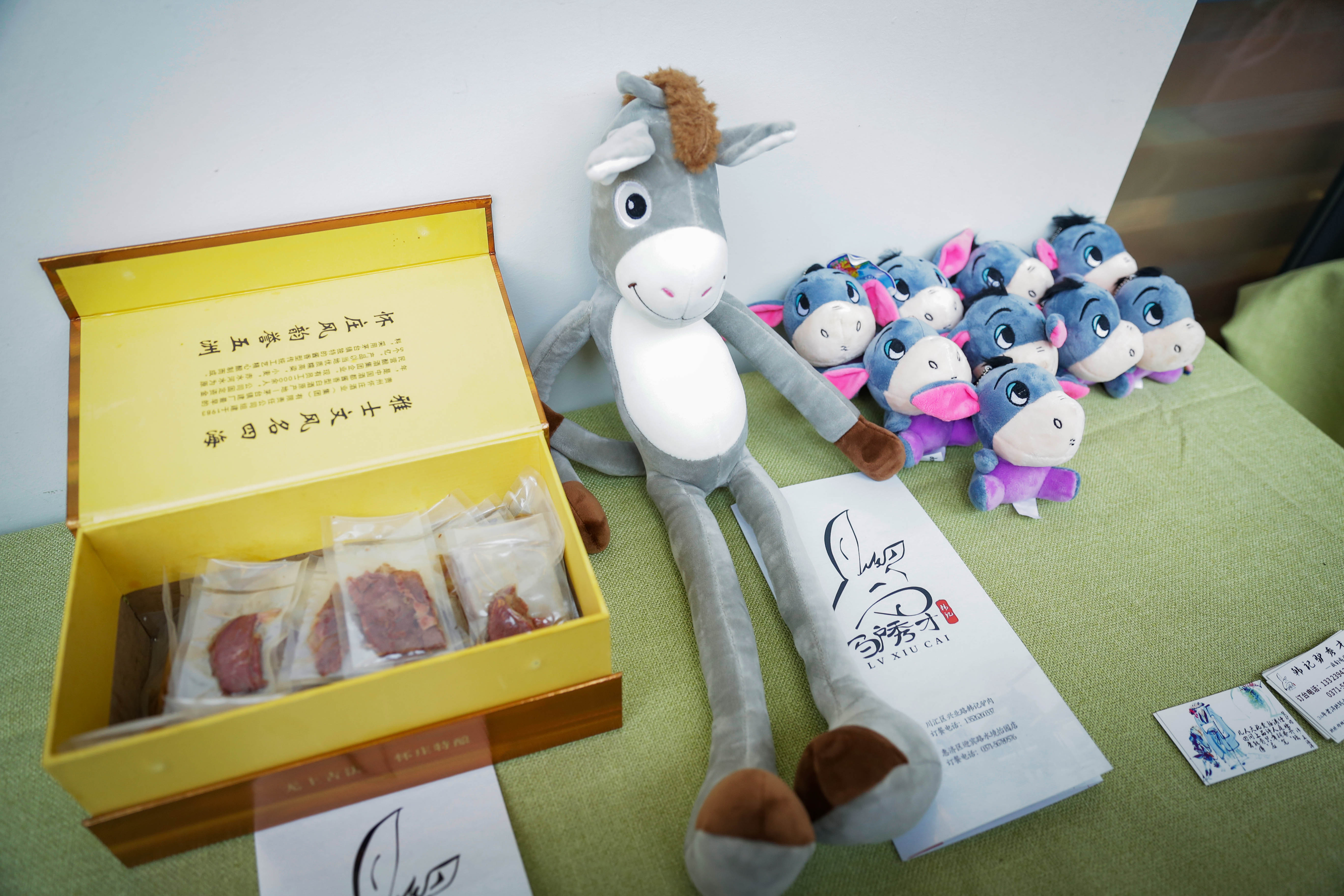 当代年轻人品茶抚琴焚香听雨对弈,青年茶生活