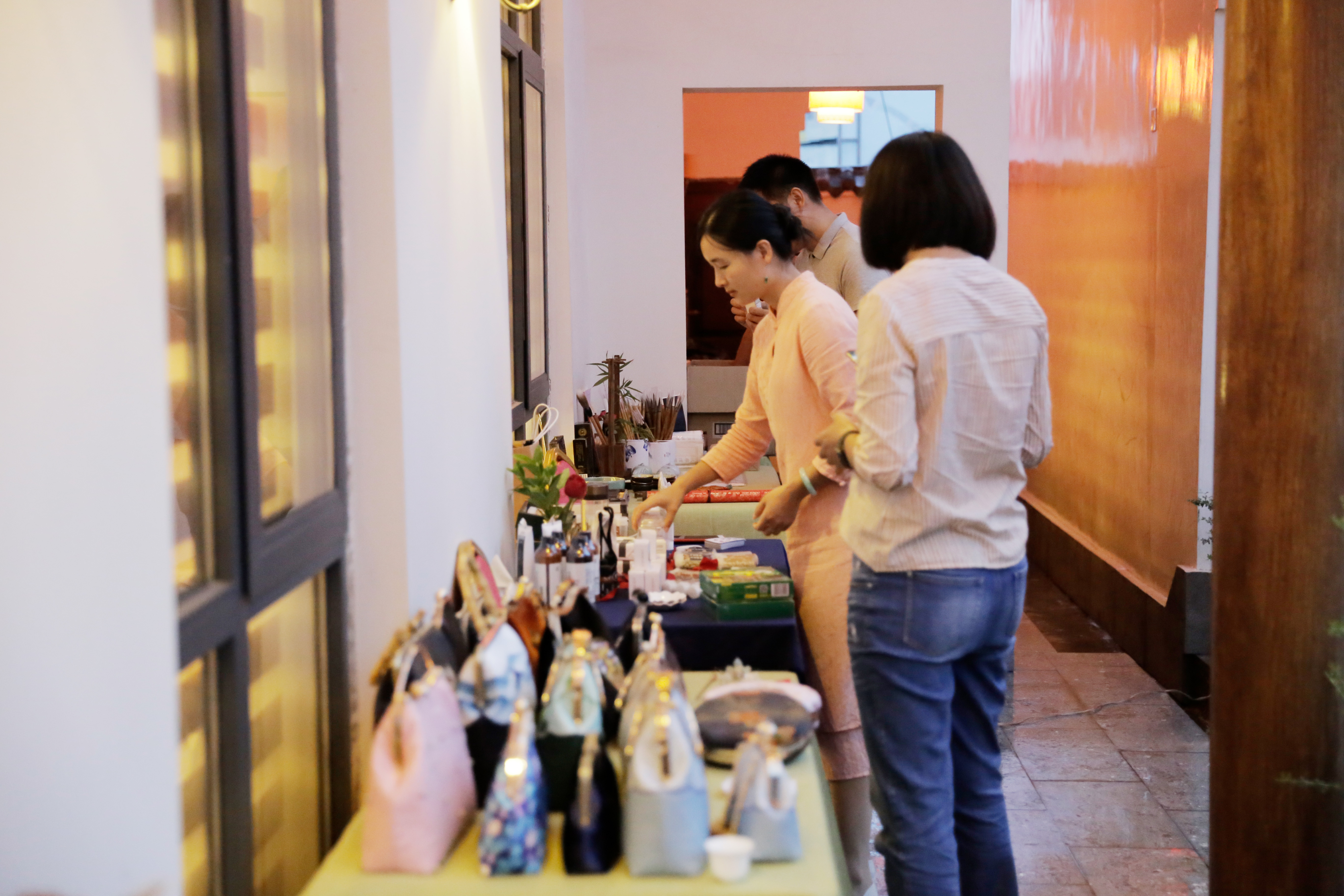 当代年轻人品茶抚琴焚香听雨对弈,青年茶生活