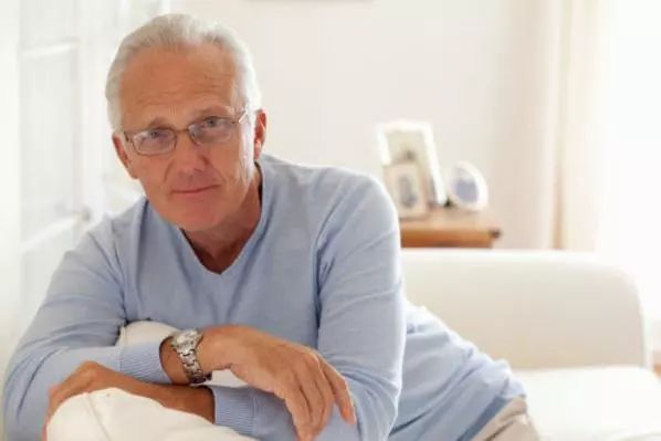 白头发长在前面是缺什么,白头发长在后脑勺证明什么病