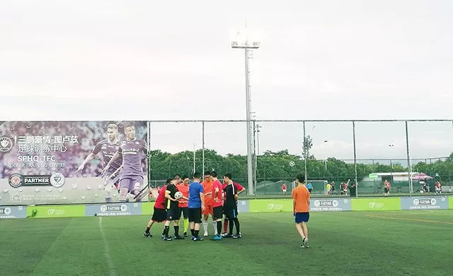 顽强拼搏，坚持到底——学威国际商学院第三届足球友谊赛拉开帷幕