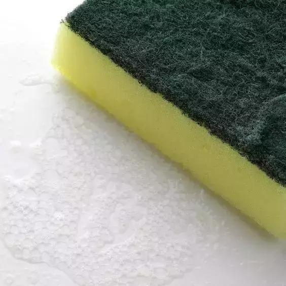 洗衣服卫生纸粘衣服怎么处理掉,洗衣服时卫生纸粘在上面怎样去除