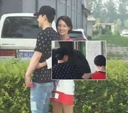 网曝邓伦金晨疑似复合，女方七夕手链上的字母“D”引发网友热议