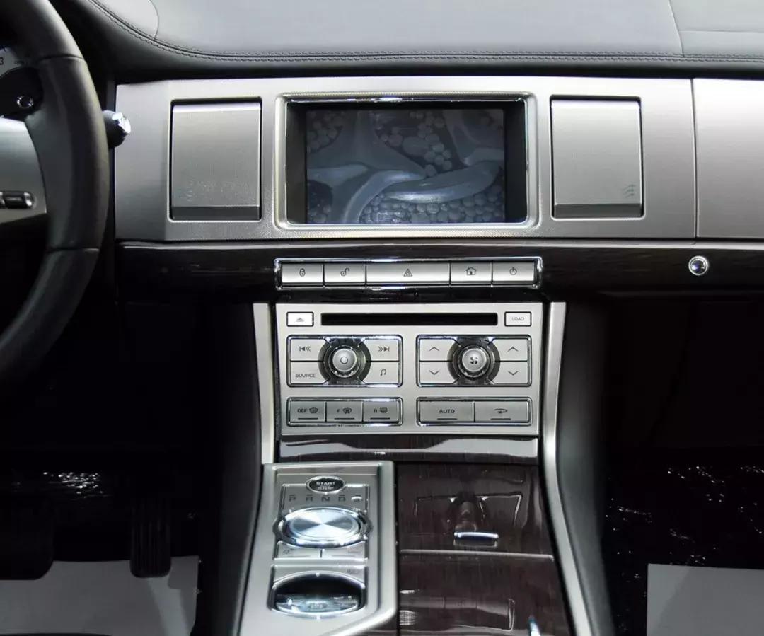 花16万尽显英伦风范，停车姑娘围着转，开起来一年少6万