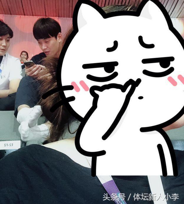 差距!日本泳迷赛后自觉清理垃圾,而韩国女选手在看台脱鞋