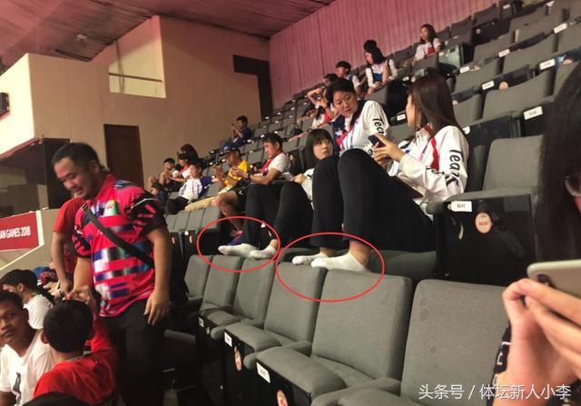 差距！日本泳迷赛后自觉清理垃圾，而韩国女选手在看台脱鞋