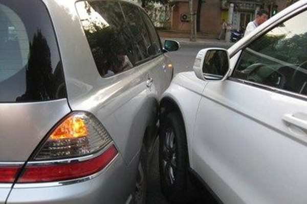 停车老是被剐蹭？掌握好这些技巧，能省下不少维修费！