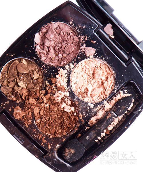 摔碎的粉饼、断掉的口红不要扔，化妆品“破镜重圆”之术很简单！