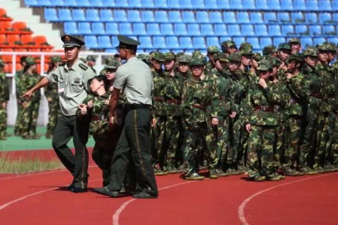 军训特辑军训小技巧新生必看,军训前怎么锻炼才能让军训不累