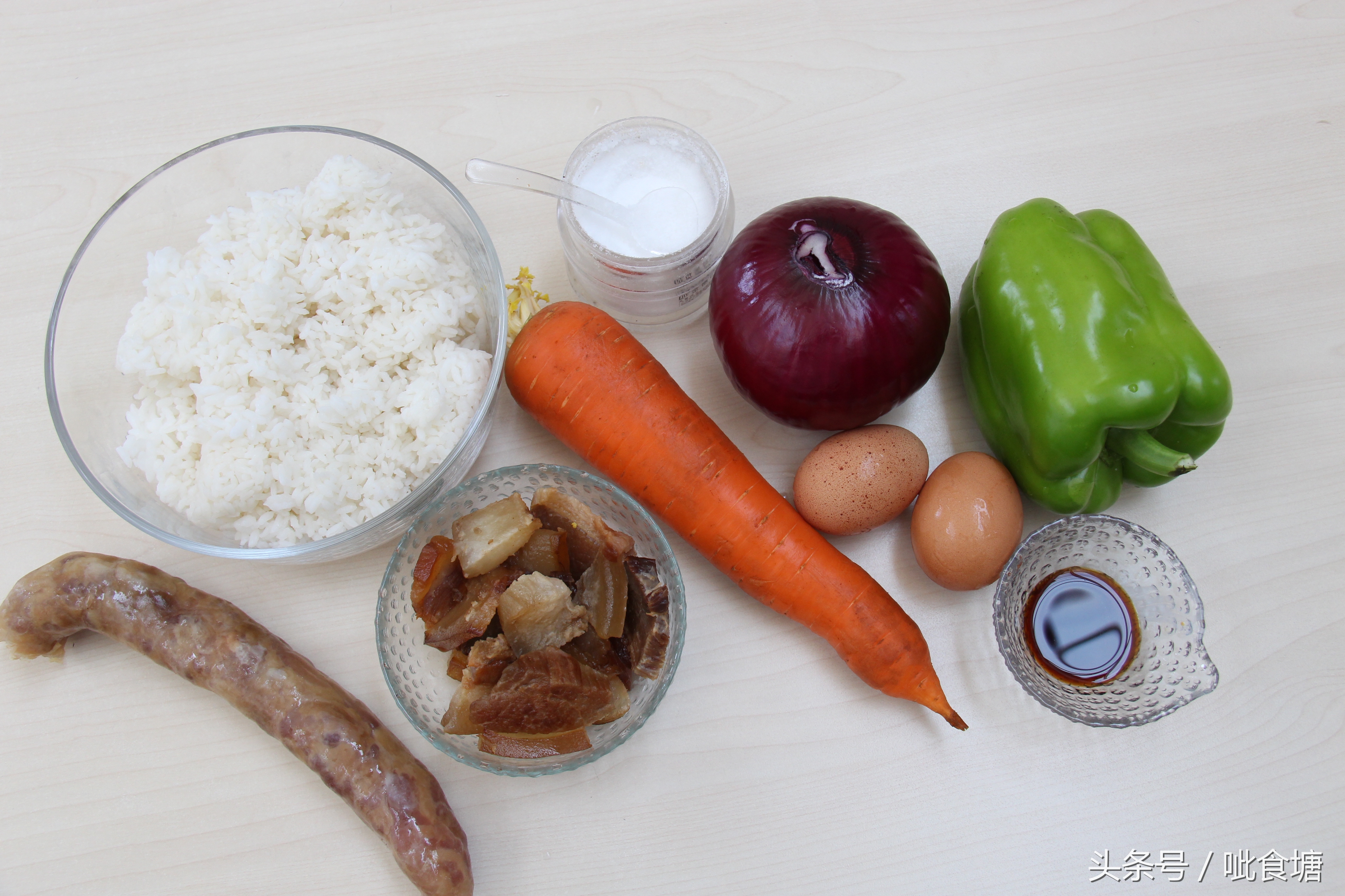 炒米饭先热锅还是先放油,炒米饭先炒胡萝卜还是鸡蛋