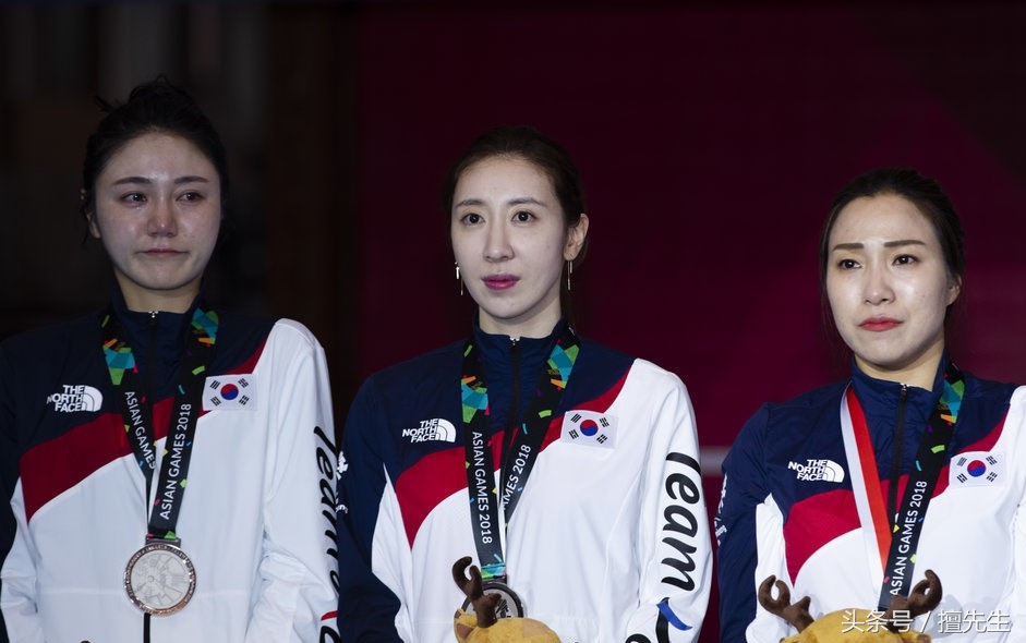 吃黄牌后踹翻桌旗！韩女子重剑被我们一剑封喉痛哭主帅气急败坏