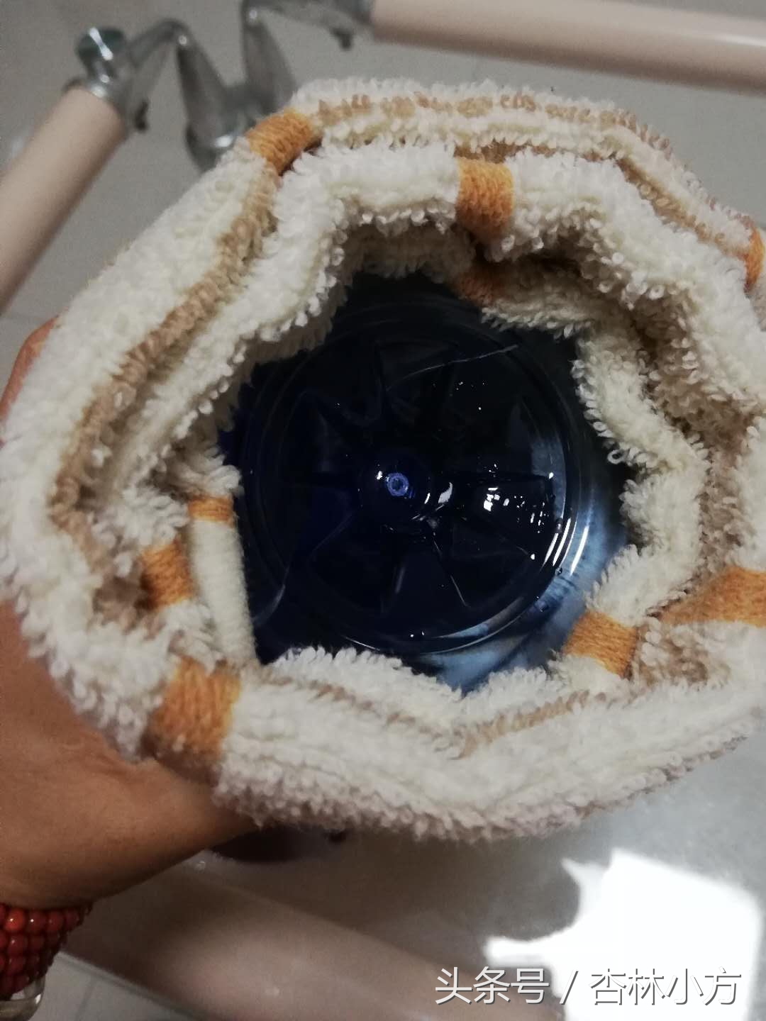 给颈椎做个温床：1瓶热水1条热毛巾，枕上5分钟，你看舒服不！