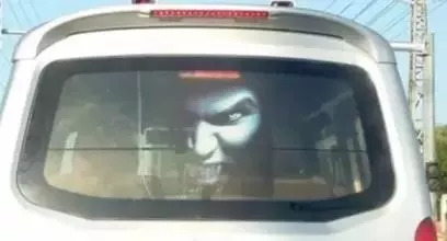 「925丨围观」大热天，是谁把孩子放在后车窗晒日光浴！网友：确认过眼神，充话费送的