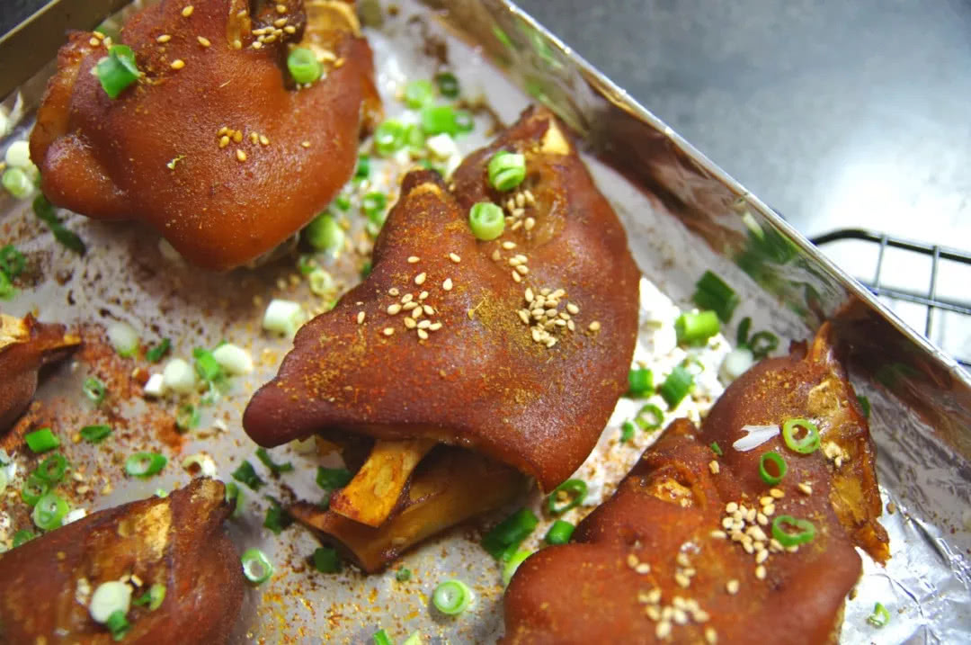 我们家的大猪蹄子，先烧再炖后烤，软而不烂，吃起来解恨又解馋！