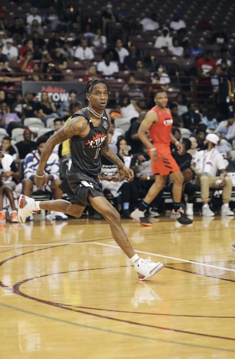 kanyewest,kanyewest上脚耐克回到未来