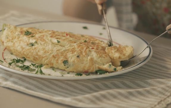 营养早餐让你精力充沛一整天,三个鸡蛋做欧姆蛋