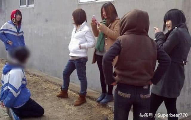 13岁女儿突然走路叉腿，父亲晚上悄悄脱下裤子，泪水忍不住流出