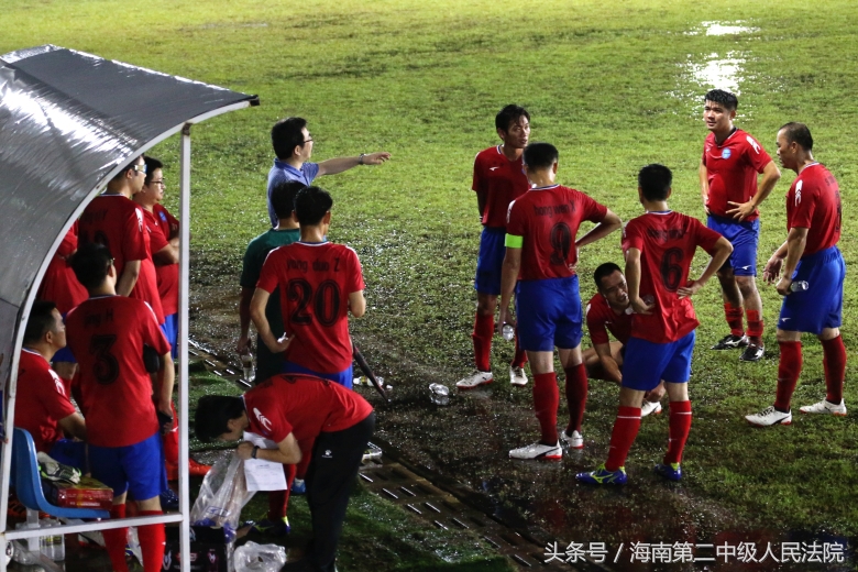 足球比赛下暴雨视频,足球比赛超级大雨