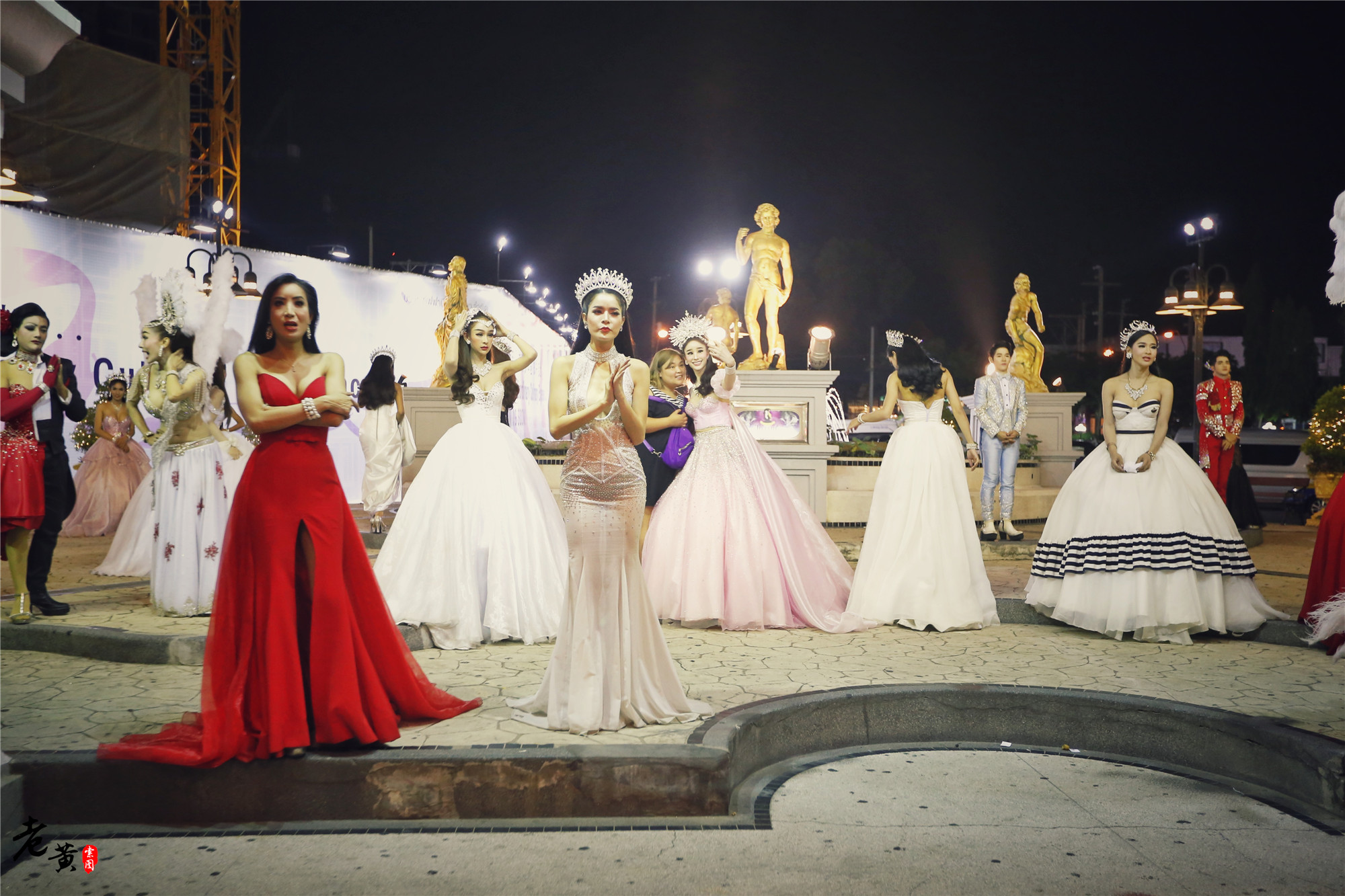 夜拍蒂芬尼人妖秀，人妖与游客们合影，中国游客成其半壁江山