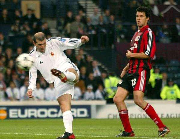 c罗倒挂金钩齐达内反应,c罗世纪倒挂金钩齐达内摸头