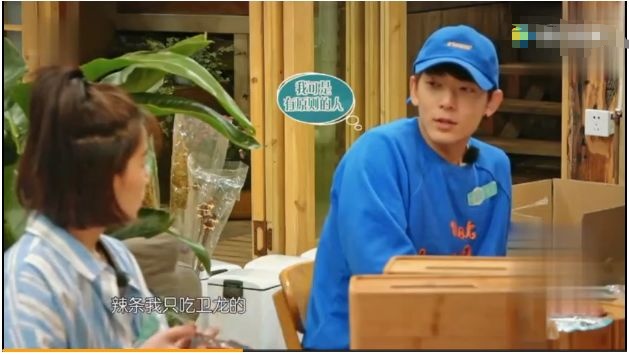 卫龙辣条零食大礼包背包,卫龙休闲零食辣条香辣魔芋爽