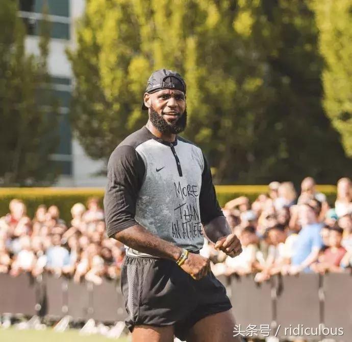 詹姆斯在车上玩说唱,詹姆斯说唱视频