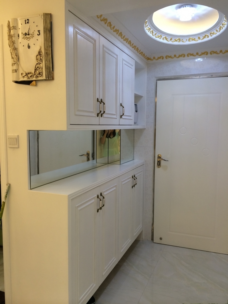 老公在墙上挖了个洞，没想到实在好用，吊顶镀金描边估计都没见过