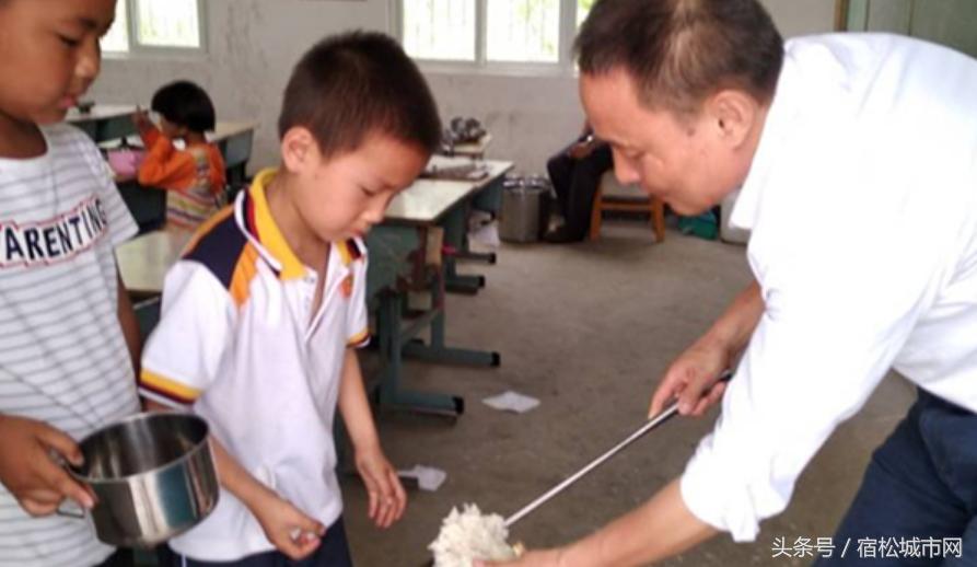 红烛有爱映桃李粉笔无言谱春秋