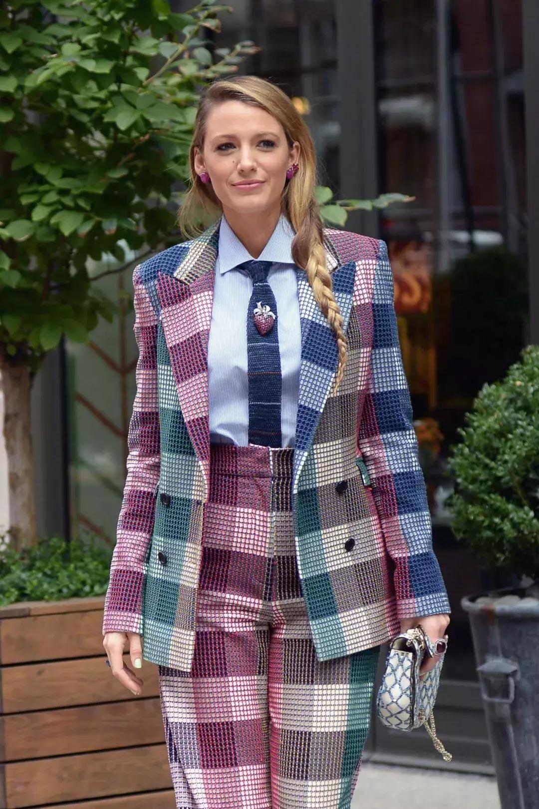 除了发量,最暴露年龄的可能是这两道纹