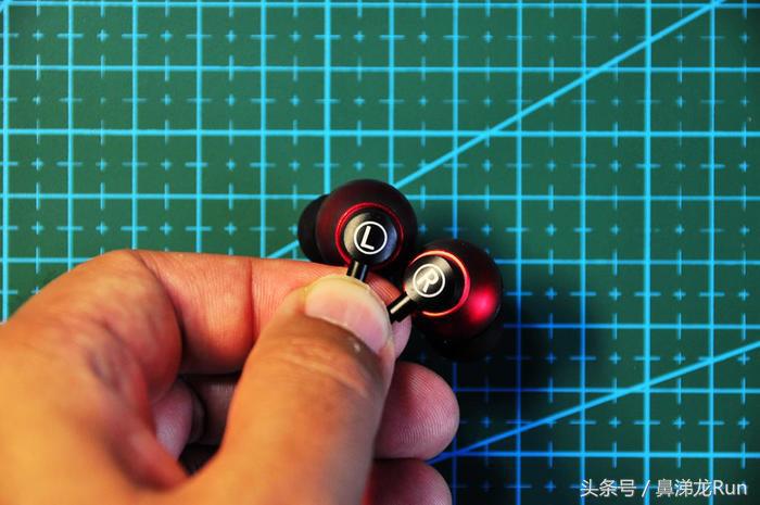 设计创新独特，音质三频均衡，雅天ARTISTEDC1圈瓷耳机体验