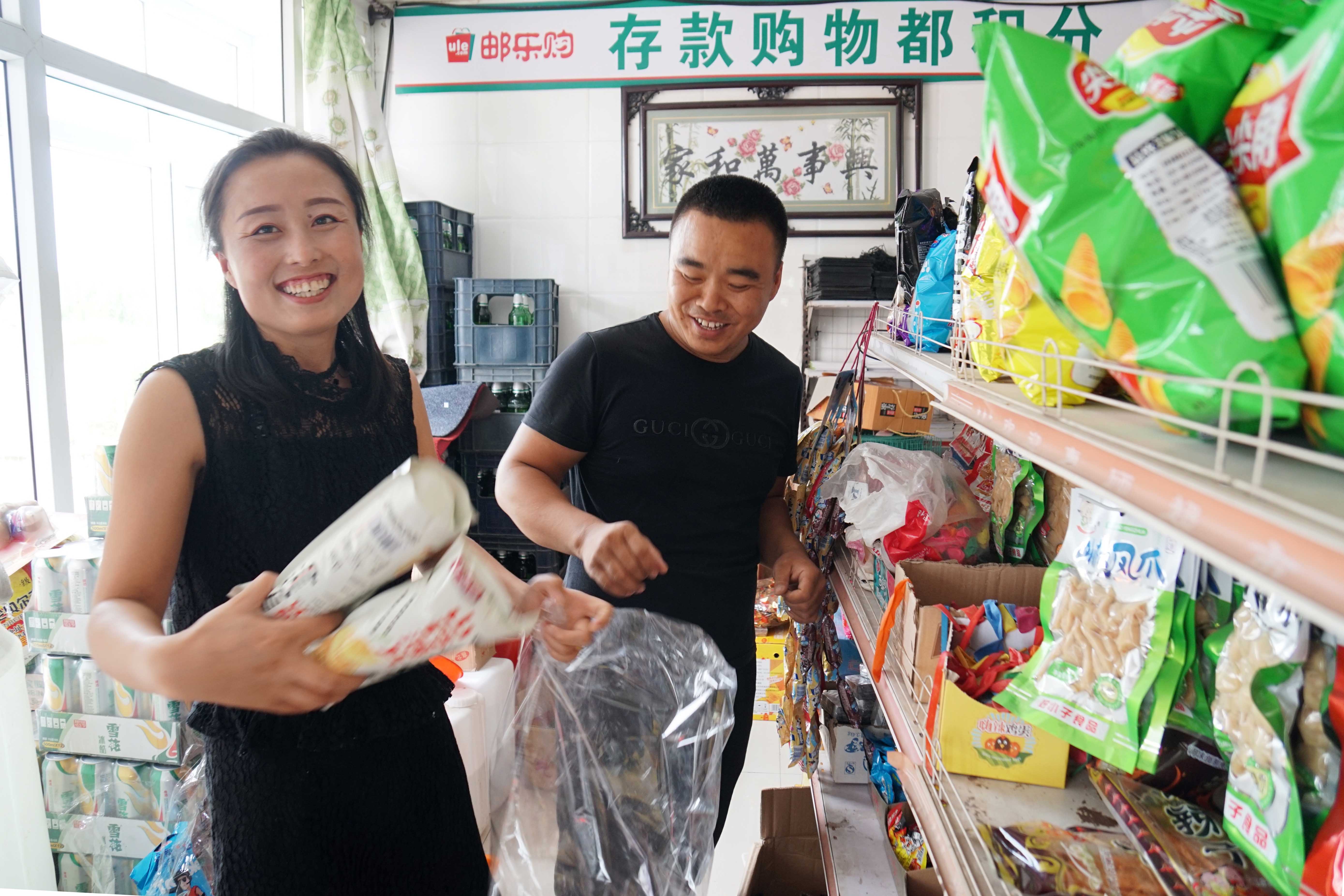 夫妻“邮掌柜”的幸福生活