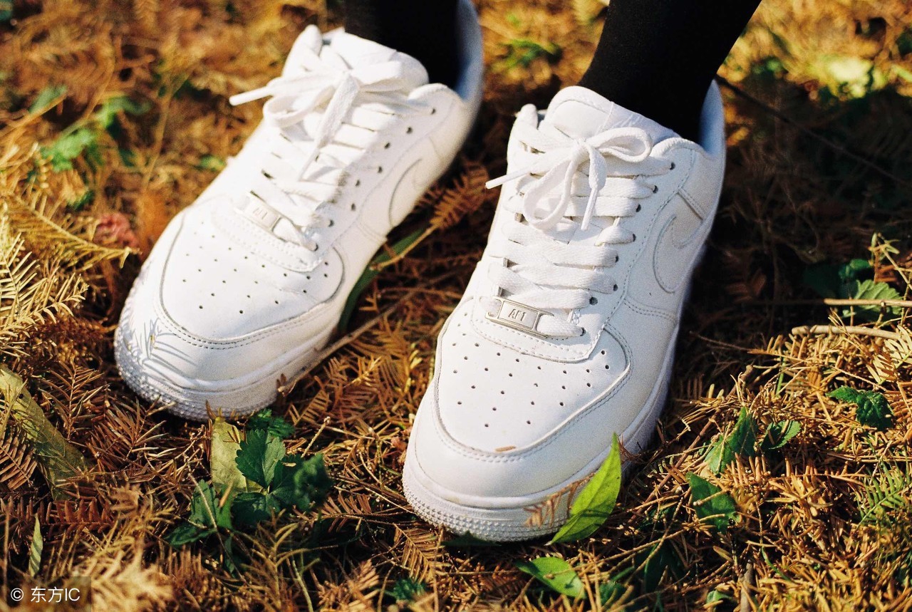 不小心弄脏小白鞋怎么办？4招应对白鞋脏污，指甲油也派上用场